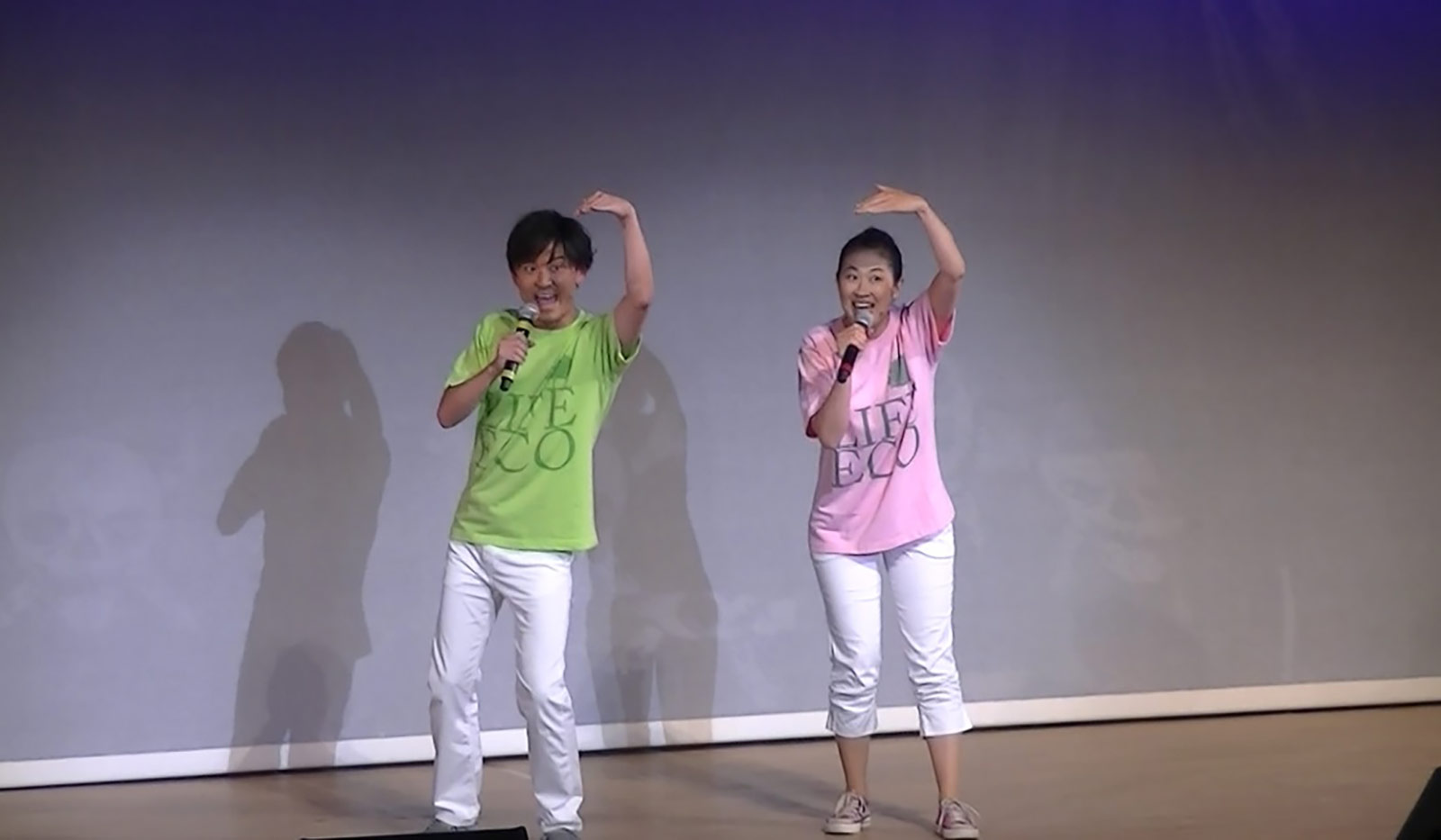 エコソングコンサート舞台で歌う2人