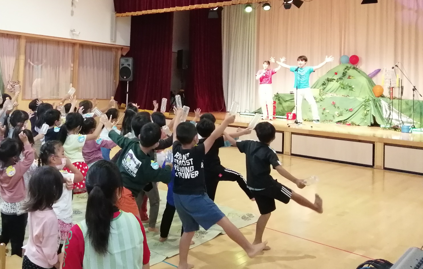 子どもたちと歌う