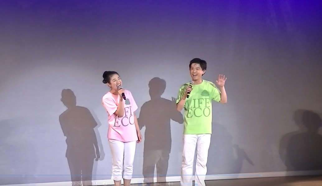 エコソングコンサート舞台で歌う2人